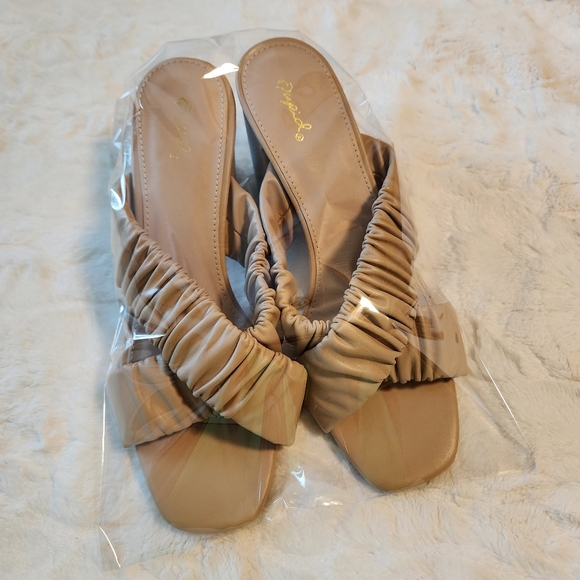 QUPID Nude / Tan Block Heel Summer Sandal,  Size 10, New! - Picture 8 of 8